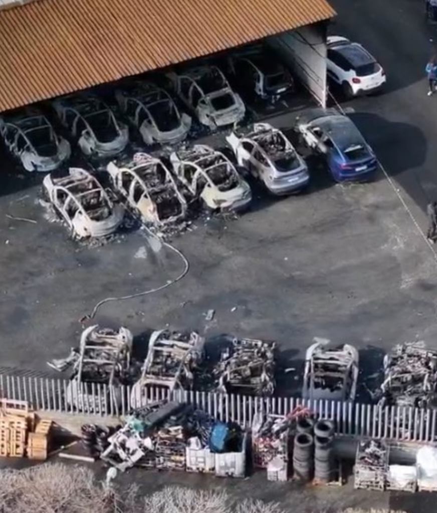 У Римі згорів магазин Tesla: знищено 17 автомобілів