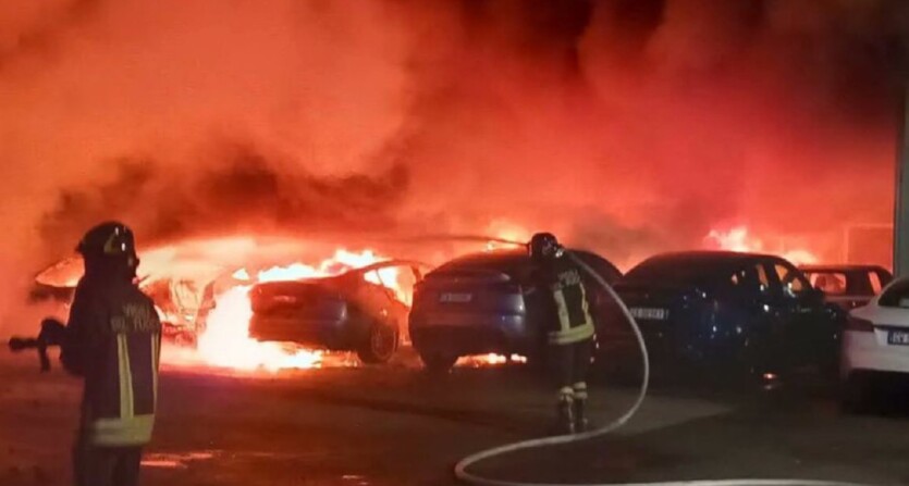 У Римі згорів магазин Tesla: знищено 17 автомобілів