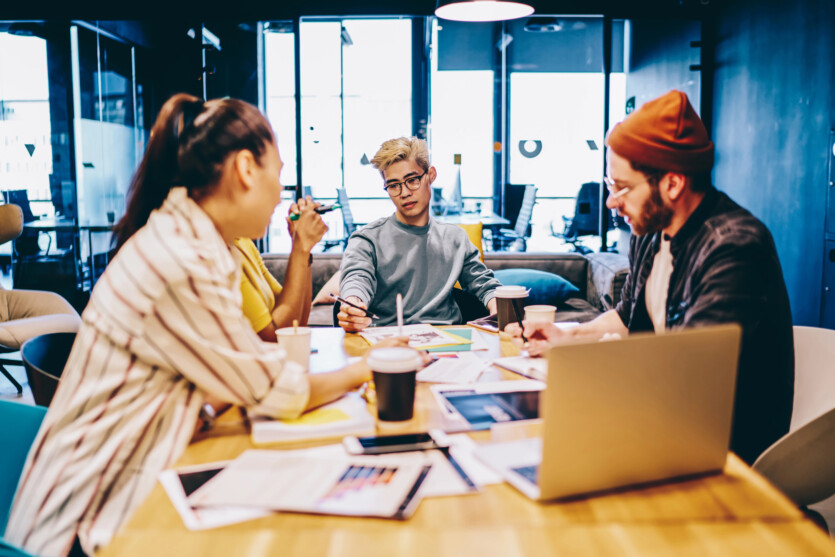 &laquo;Гучно друкуй і вдягни навушники&raquo;: зумери просувають тренд taskmasking в офісах &mdash; симуляцію активної роботи