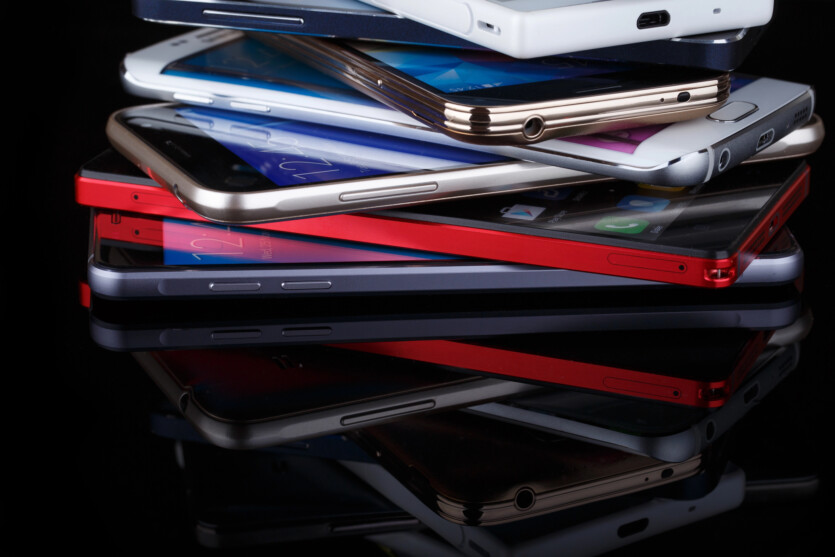 «Кінець Трансатлантичного альянсу»: ЄС почав видавати одноразові «антишпигунські» телефони працівникам, які їдуть до США