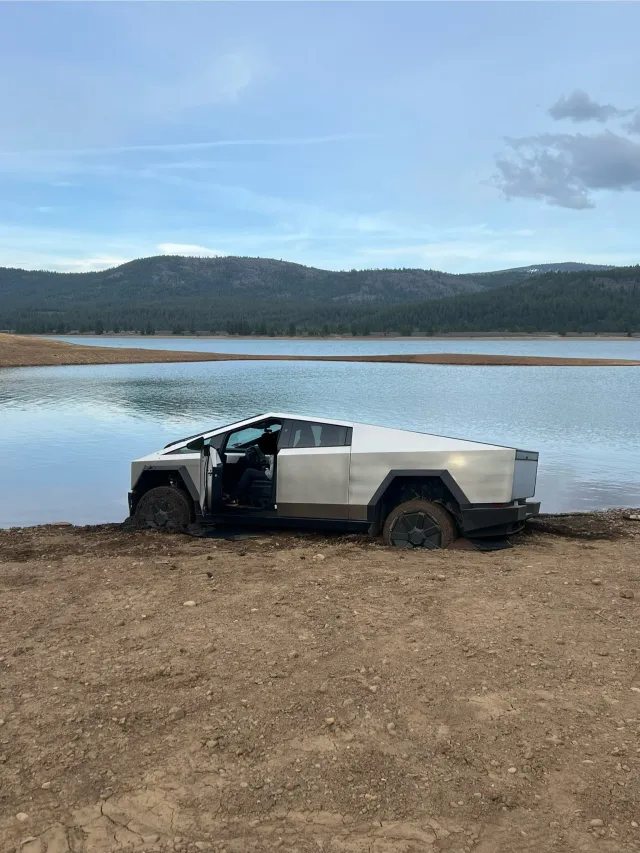 Ілон Маск обіцяв, що Cybertruck плаватиме, як човен ─ автовласник перевірив