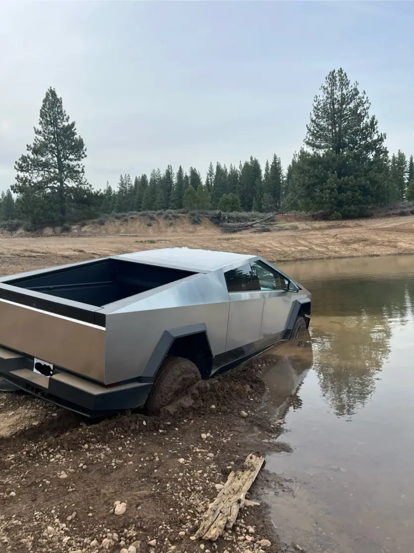 Ілон Маск обіцяв, що Cybertruck плаватиме, як човен ─ автовласник перевірив