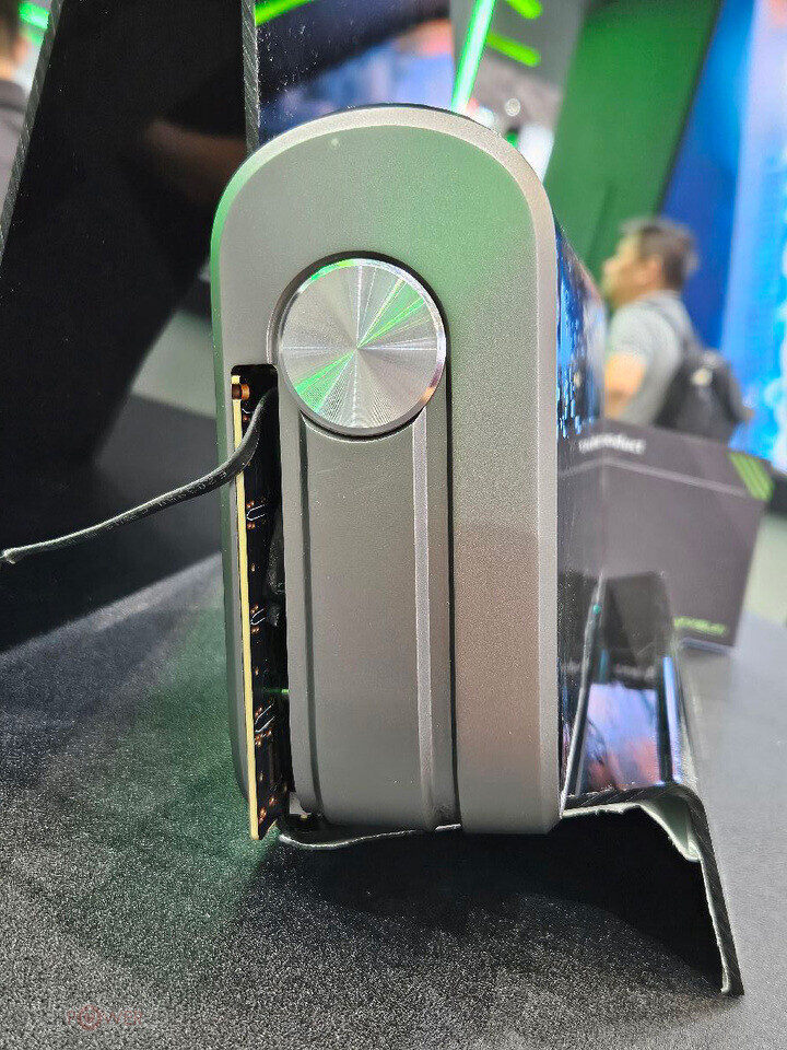 Maxsun показала прозору відеокарту з водяним охолодженням — і вона виглядає як арт-об'єкт