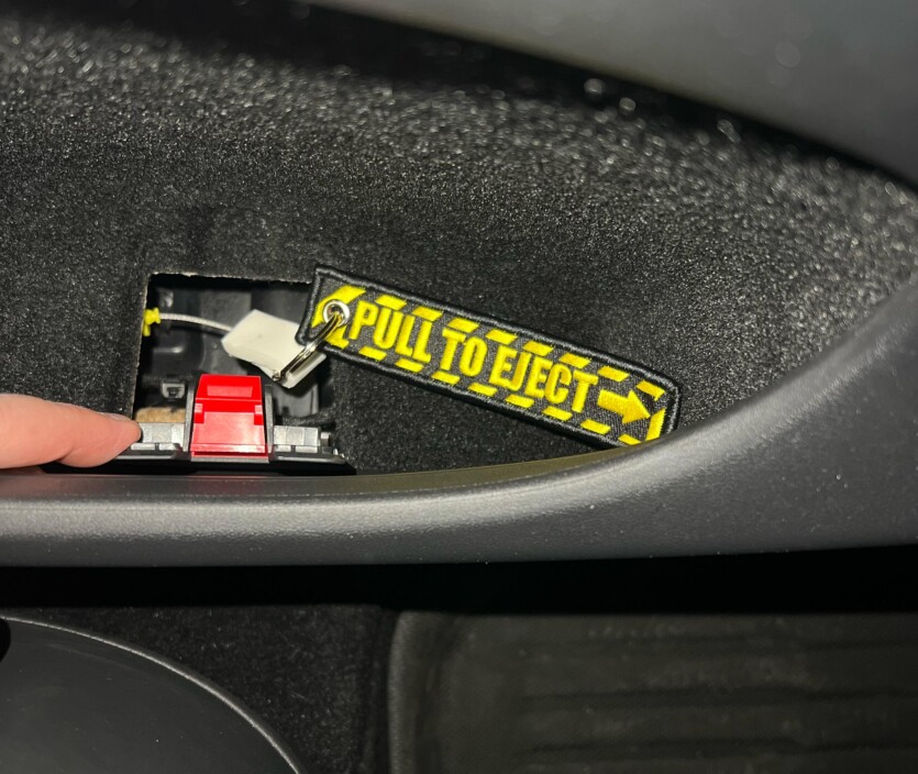 Власники Tesla додають саморобні ручки дверей, щоб не потрапити у пастку &mdash; їх вже виготовляють серійно