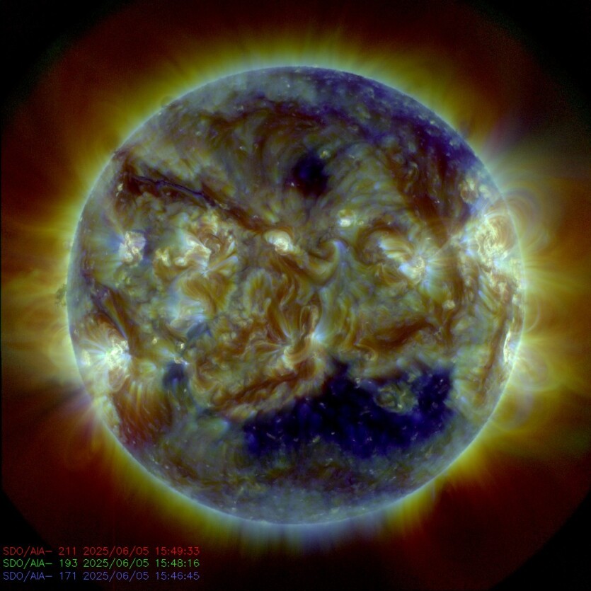 Сонце стало схожим на рибу-краплю з мема — корональна діра формує «обличчя» та сонячний вітер у бік Землі