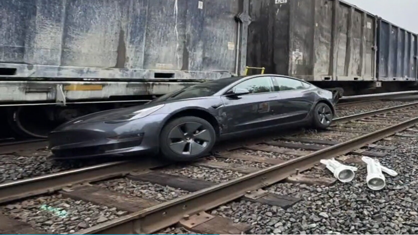 Автопілот Tesla завіз людей під поїзд — родина ледь встигла вийти