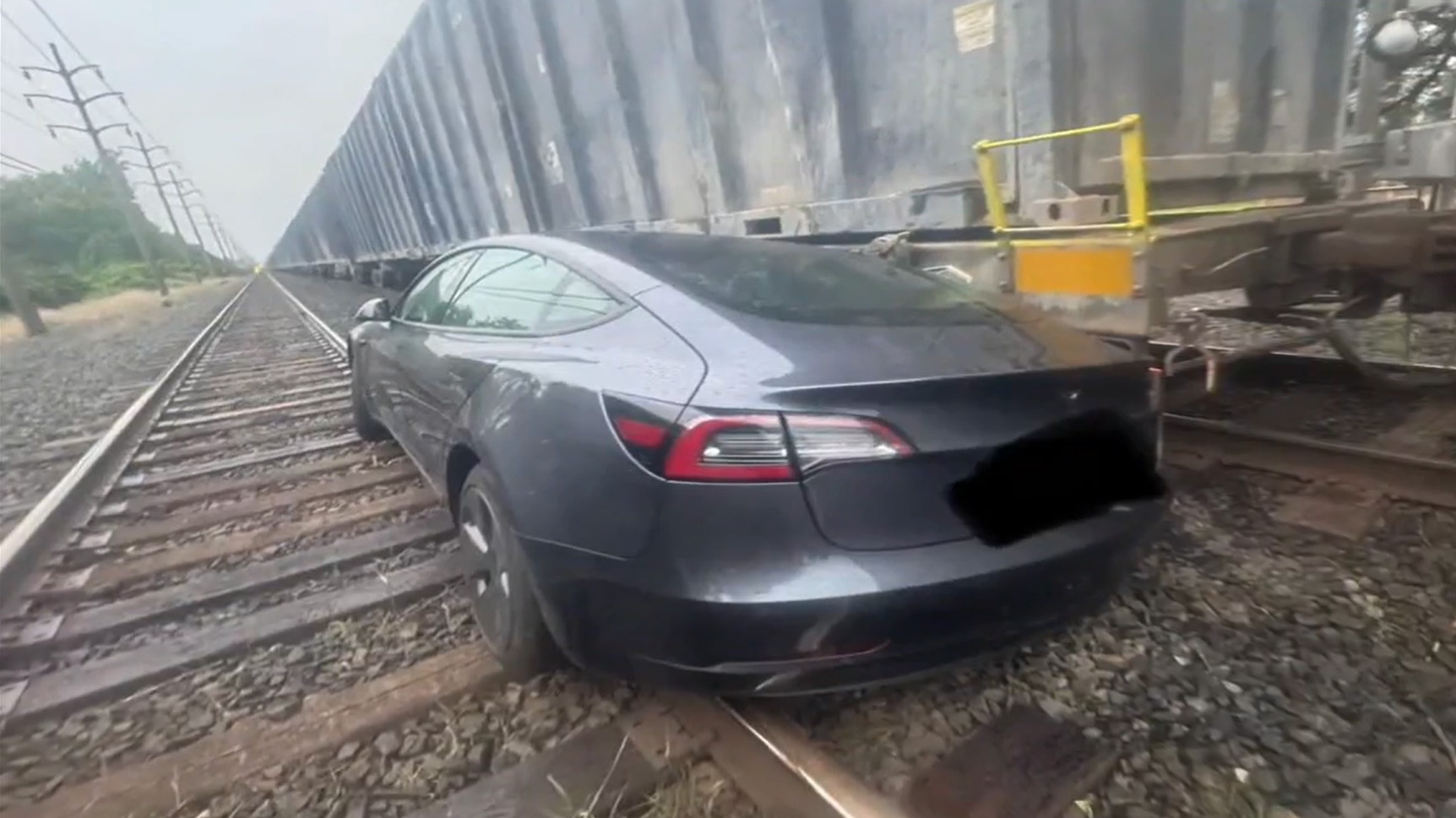 Автопілот Tesla завіз людей під поїзд — родина ледь встигла вийти