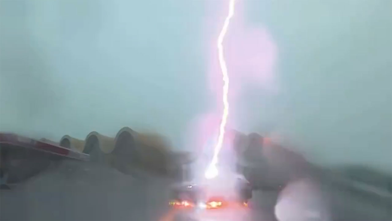 Краштест блискавкою: електромобіль BYD Song Plus витримав три влучання поспіль