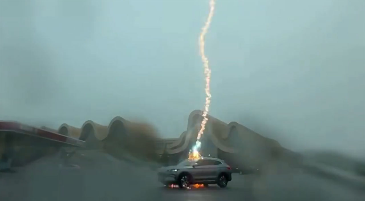 Краштест блискавкою: електромобіль BYD Song Plus витримав три влучання поспіль