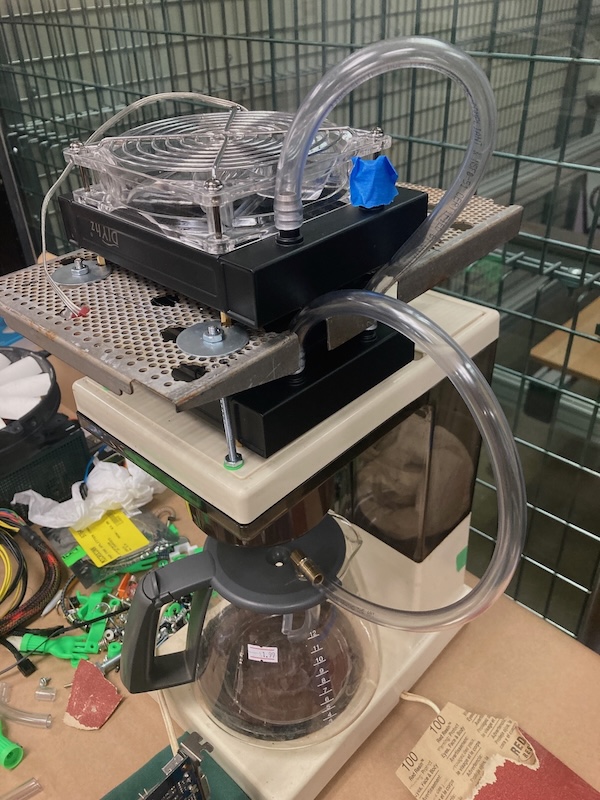 ПК Coffeematic охолоджується свіжозвареною кавою — так, все працює