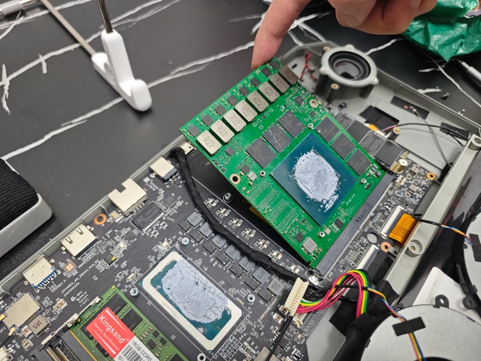 Ноутбук Krayzor має подвійний сенсорний екран, модульну відеокарту та механічну клавіатуру