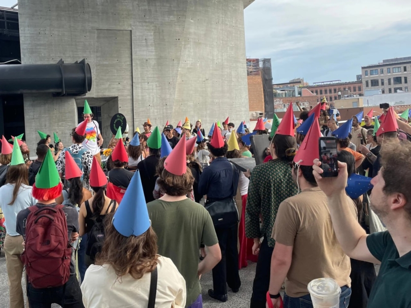 Алло, минуле? Зумери чіпляють iPhone на стіни, щоб відчути досвід "стаціонарних дзвінків"