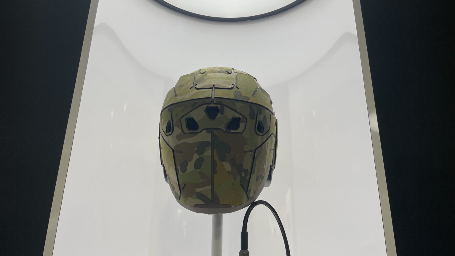 Anduril показала військовий MR-шолом EagleEye — із ШІ та функціями командування місією