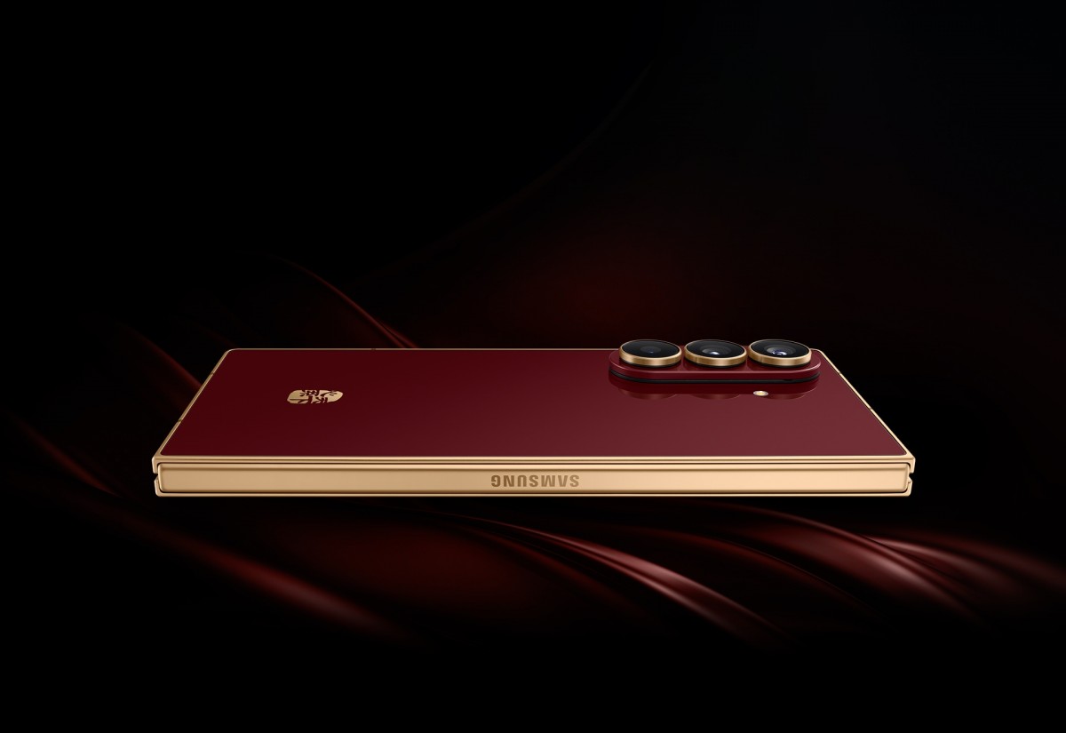 “Розкладачка” для обраних: вийшов Samsung W26 з золотим оздобленням та ціною від $2400