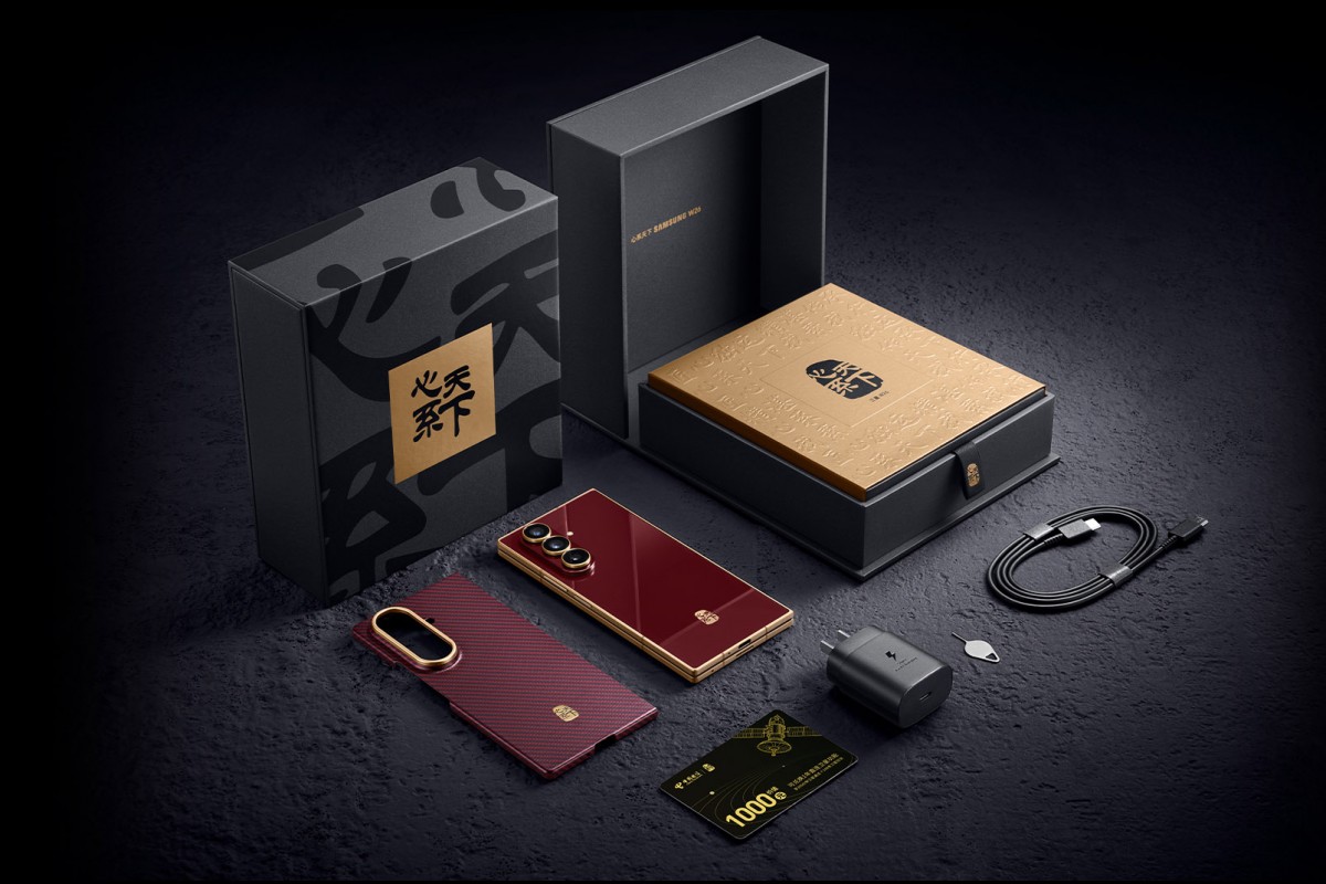 “Розкладачка” для обраних: вийшов Samsung W26 з золотим оздобленням та ціною від $2400