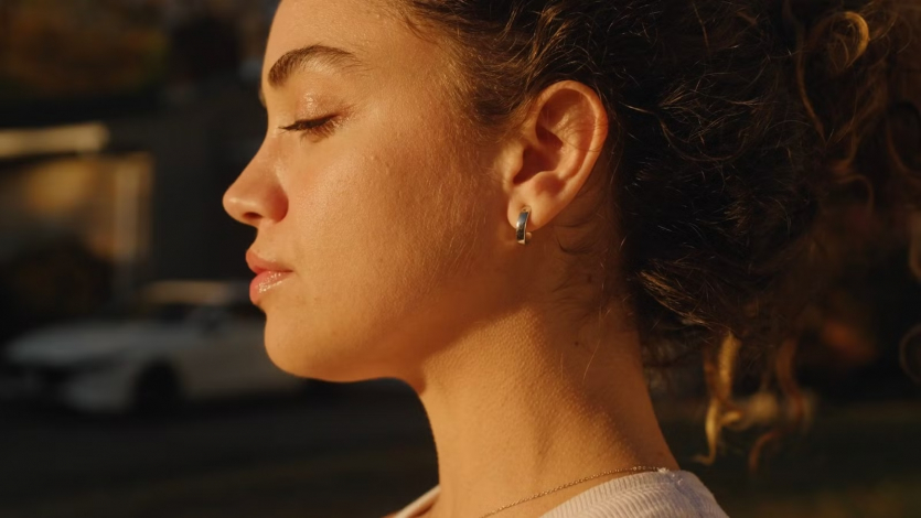 Стартап випустив перші смарт-сережки за $250 &mdash; моніторинг здоров'я на пристрої вагою менше грама