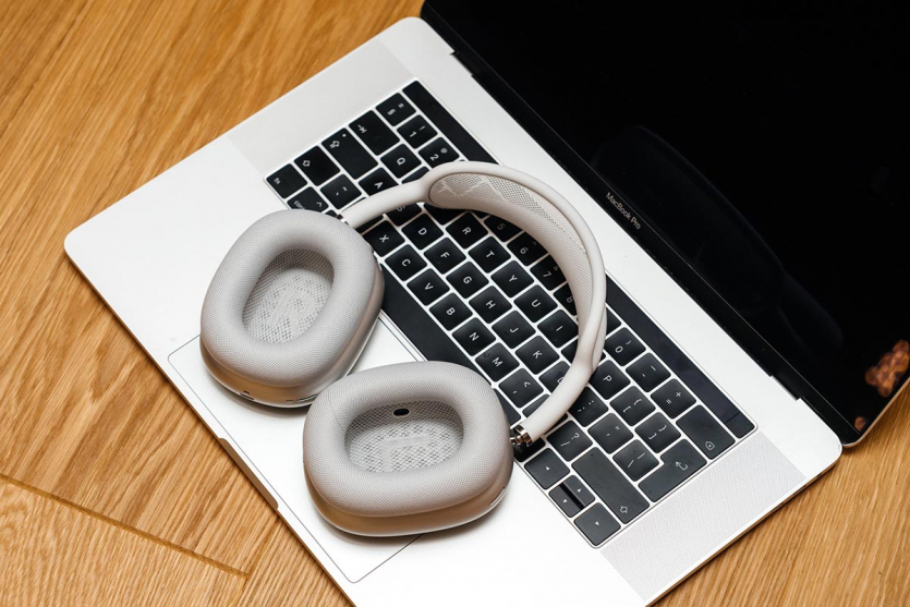 Тепер точно емейзінг: давній баг з "трьома вогнями смерті" в Apple AirPods Max можна виправити холодильником