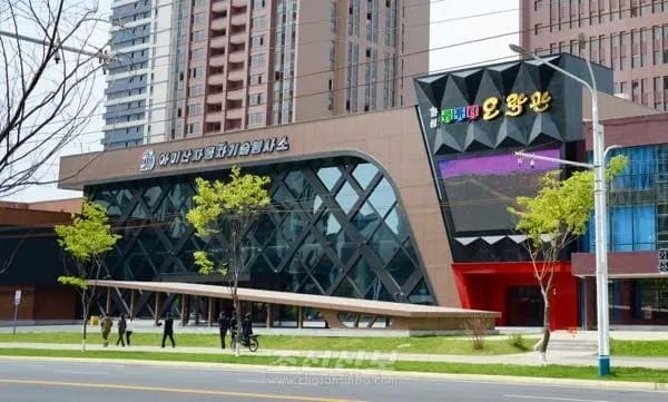 Вперше на фото: "елітний" комп'ютерний клуб у Північній Кореї пропонує преміальні Asus ROG і AAA-ігри