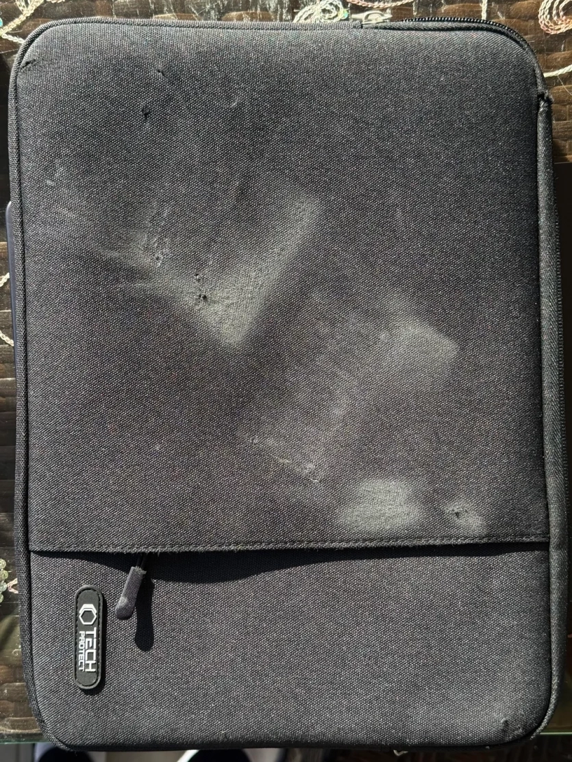 MacBook Pro M5 вижив після наїзду автомобіля: лише кілька подряпин