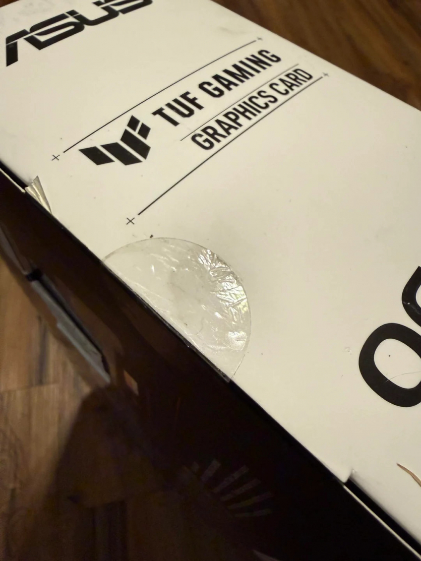 Знов цегла замість NVIDIA RTX 5080 у коробці — магазин відмовився надати заміну