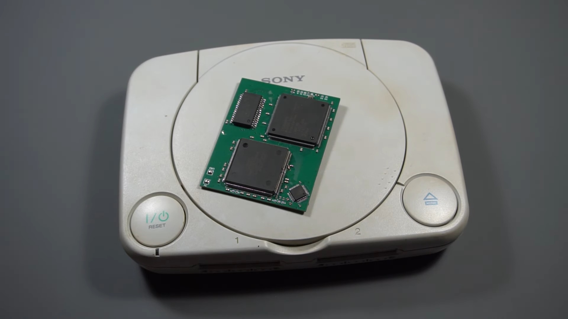 Ентузіаст створив найменшу у світі PlayStation з оригінальних деталей до 31-річчя консолі