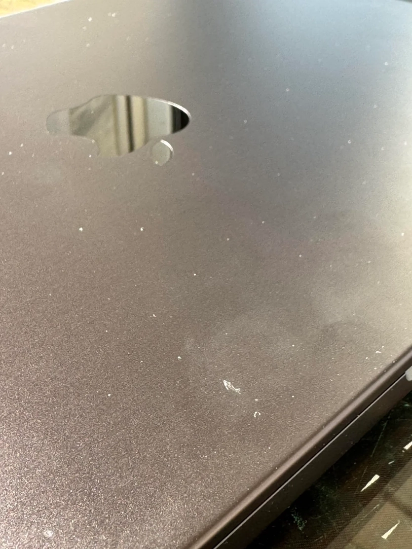 MacBook Pro M5 вижив після наїзду автомобіля: лише кілька подряпин