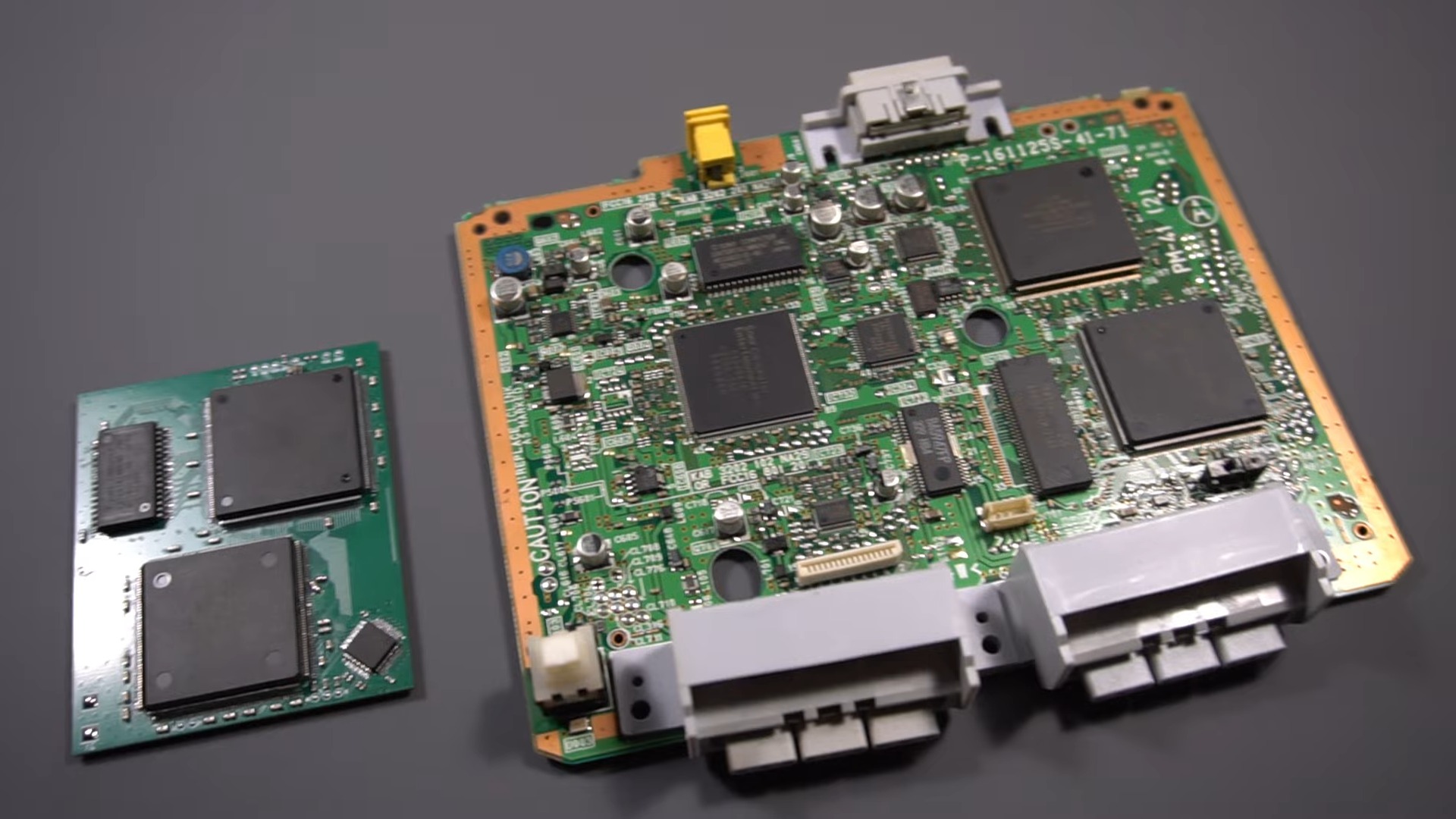 Ентузіаст створив найменшу у світі PlayStation з оригінальних деталей до 31-річчя консолі