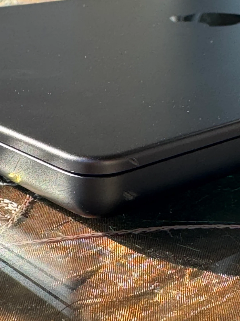 MacBook Pro M5 вижив після наїзду автомобіля: лише кілька подряпин