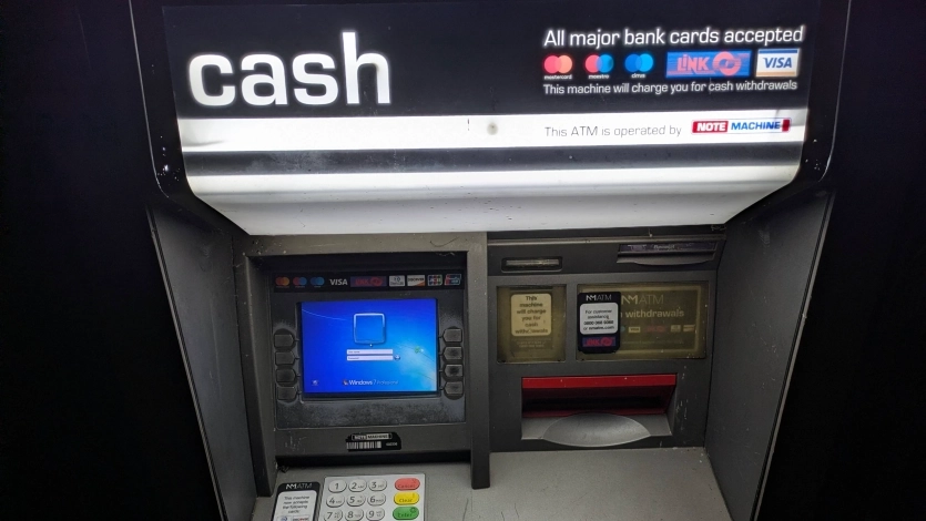 Банкомат у Британії вимагає вхід у Windows 7 замість PIN-коду перед видачею грошей