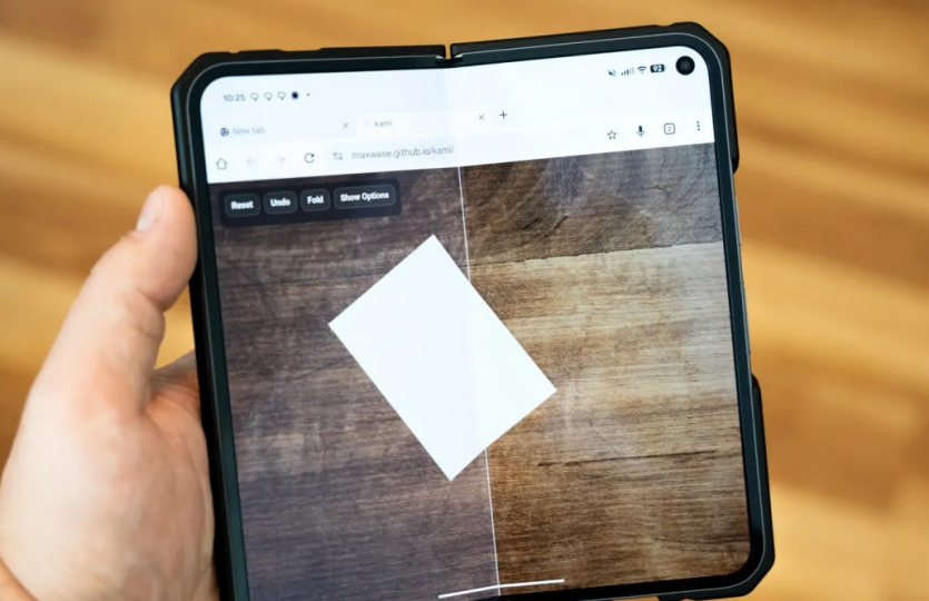 Ігри для складаних смартфонів: платформер, створення орігамі та зношення шарніру