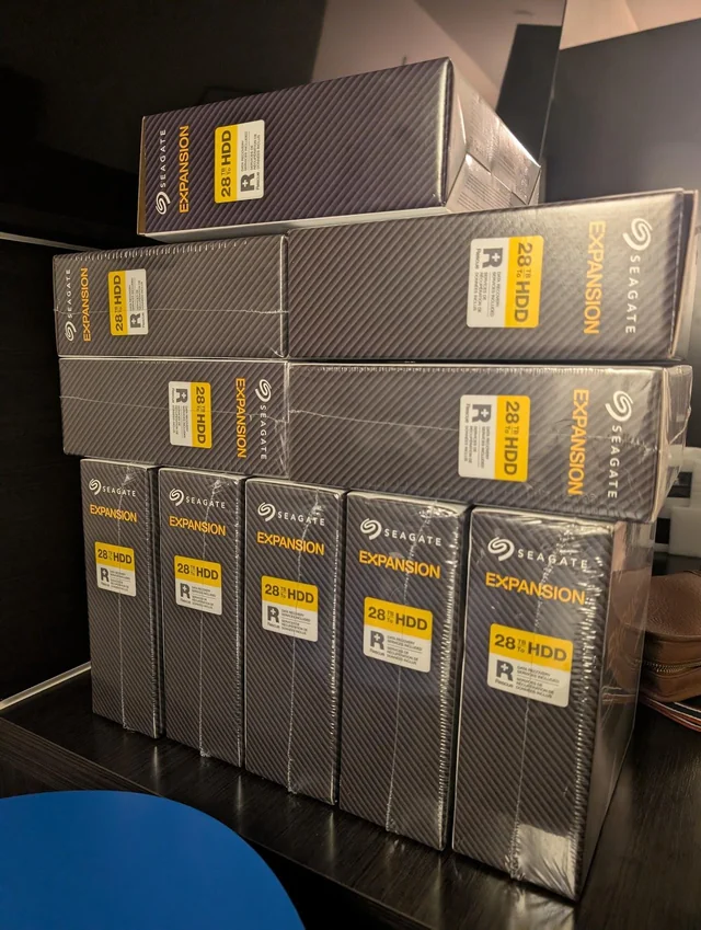 Британець полетів до США, щоб купити жорсткі диски: зекономив $2000, попри витрати на квитки та готель