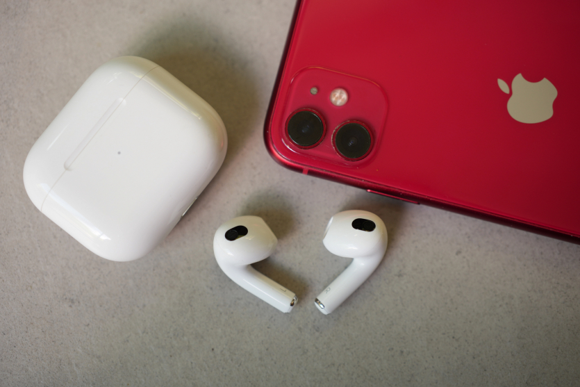Apple варто хвилюватись? KT-скан порівняв оригінальні AirPods та копію за $10