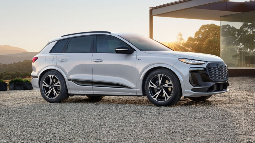 Audi A6 e-tron і Q6 e-tron 2027: кнопки знову на кермі, ChatGPT у салоні й обмін даними про ями