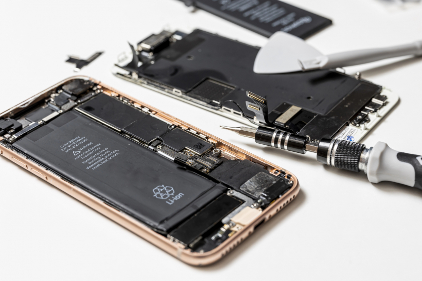 Реальна ціна батареї iPhone 17 Pro в 10 разів менша, ніж стягує Apple за заміну