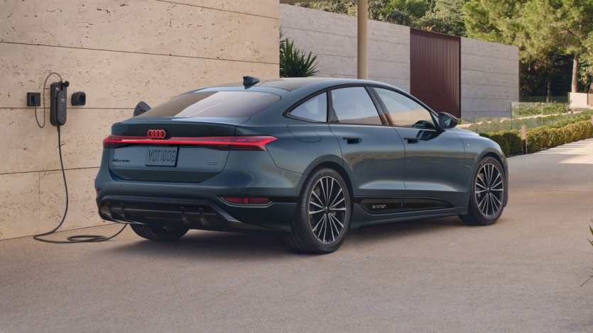 Audi A6 e-tron і Q6 e-tron 2027: кнопки знову на кермі, ChatGPT у салоні й обмін даними про ями