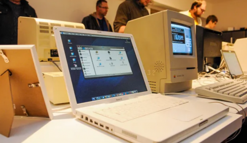 Користувач підʼєднав 21-річний iBook до Wi-Fi і без проблем завантажив оновлення з серверів Apple