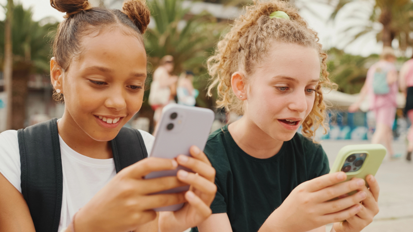 У Франції забороняють соцмережі до 15 років і телефони у школах &mdash; парламент був майже одностайний