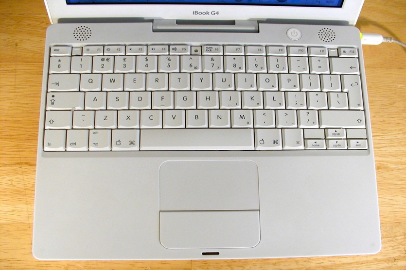 Користувач підʼєднав 21-річний iBook до Wi-Fi і без проблем завантажив оновлення з серверів Apple