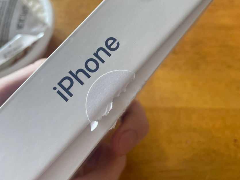 Клієнту відправили новий iPhone 17 Pro з плямами та зірваною пломбою, а на обміні нарахували потрійний завдаток