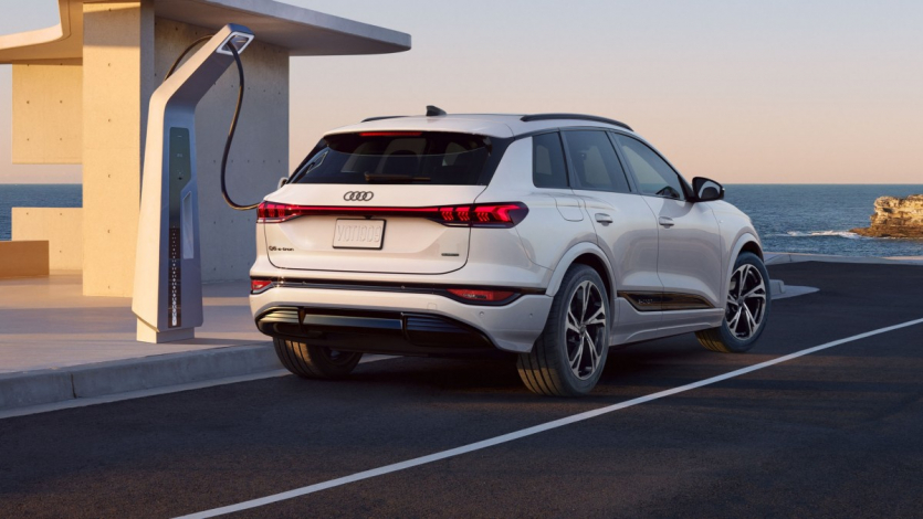 Audi A6 e-tron і Q6 e-tron 2027: кнопки знову на кермі, ChatGPT у салоні й обмін даними про ями