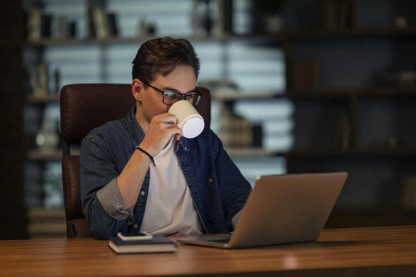 Портрет українського айтівця за DOU: 31-річний чоловік, що працює до 45 год/тиждень "в стресі" і планує виїхати з України