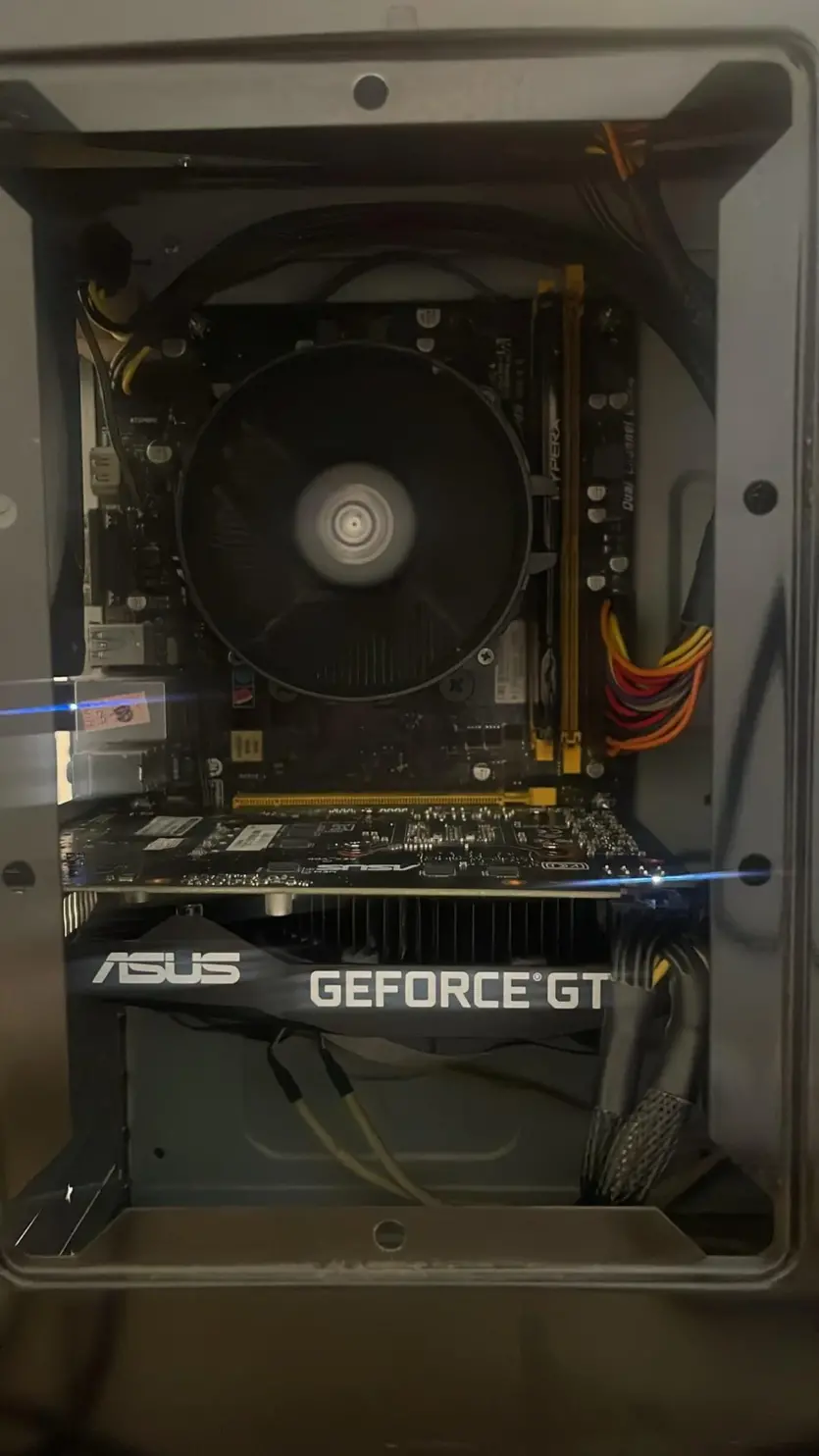 Власник ПК оновлює BIOS материнської плати понад 48 годин і веде фототрансляцію