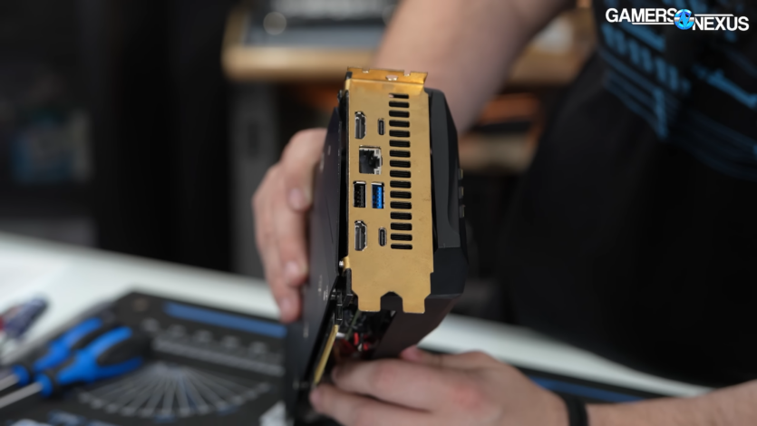 Відеокарта GeeFarce RTX 5072 має вбудований ПК, який можна помістити у великий ПК