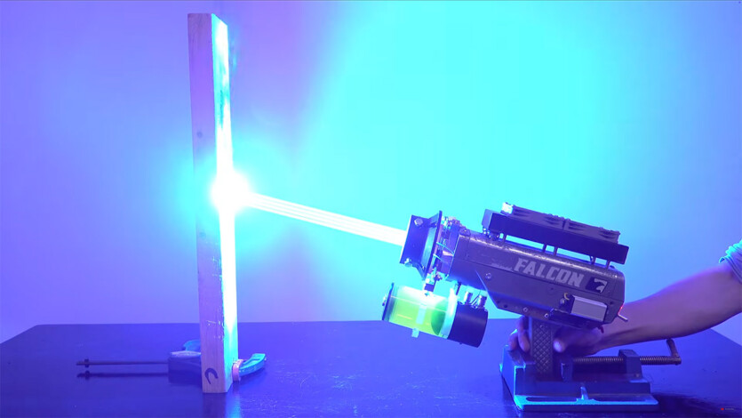 Ютубер створив найпотужніший ручний лазер у світі &mdash; придбав компонети на eBay