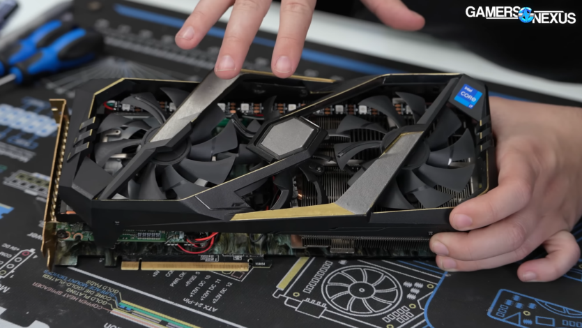 Відеокарта GeeFarce RTX 5072 має вбудований ПК, який можна помістити у великий ПК